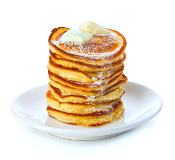 白色背景的糖浆小煎饼堆。图片下载