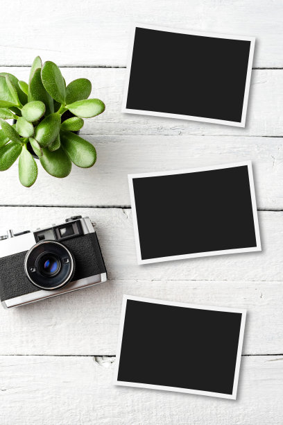白色木制背景上的复古相机空相框。俯视图图片下载