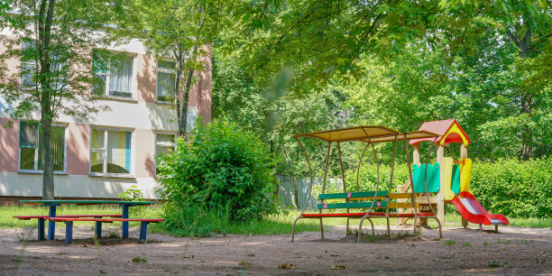 当地的游乐场，有五颜六色的景点和长椅图片下载