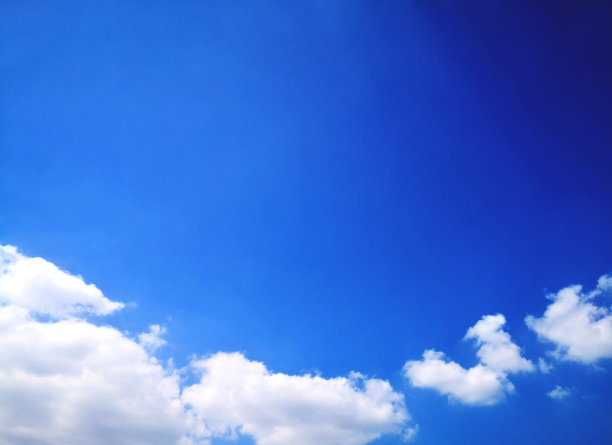 蓝天上飘着白云图片下载