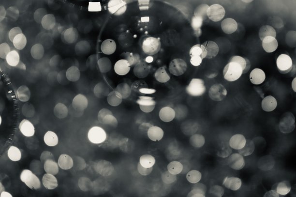 模糊图像和散焦从水滴图案纹理背景图片下载