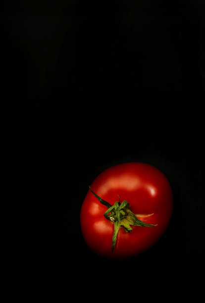 黑色背景上的大红色番茄，俯视图图片下载