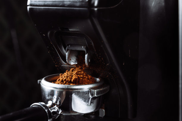 刚磨好的咖啡从研磨机落入滤网图片下载