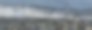 海卵石岸边溅起泡沫浪花。图片下载