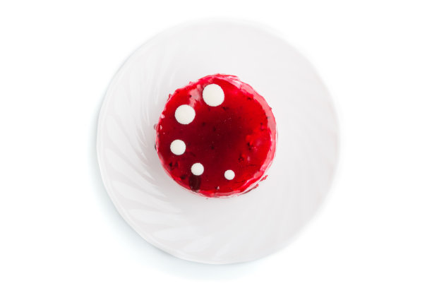 白色背景上孤立的红色蛋奶酥蛋糕。俯视图，平放。图片下载