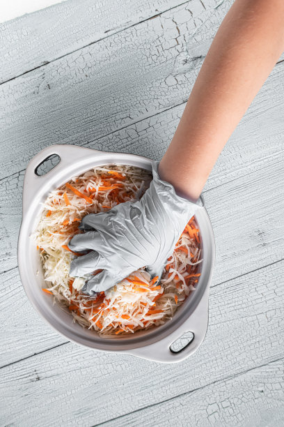 手戴手套挤碎胡萝卜和胡萝卜图片下载