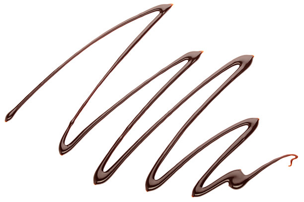 液体巧克力糖浆孤立在白色背景，裁剪路径，全景深图片下载