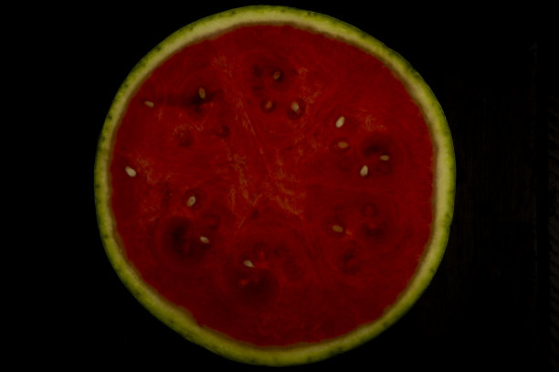 鲜红无籽西瓜，黑色底图片下载
