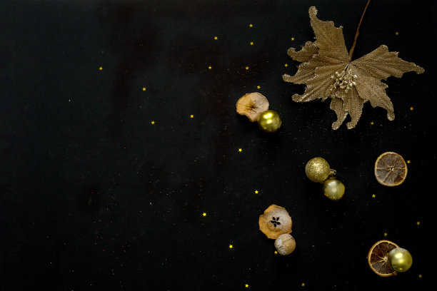 黑色上的金色装饰物。图片下载