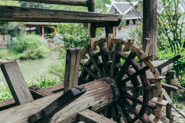 中国古老的木制水车图片下载