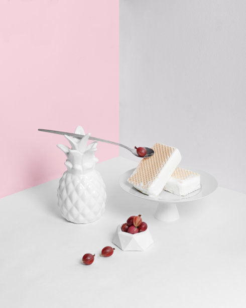 粉色背景的香草冰淇淋图片下载