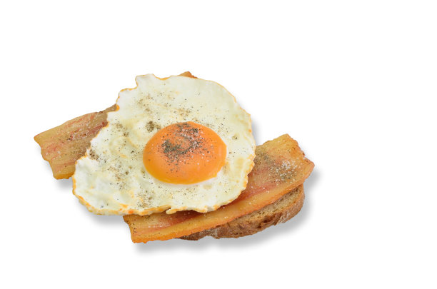 三明治与培根和煎蛋，孤立在白色背景图片下载