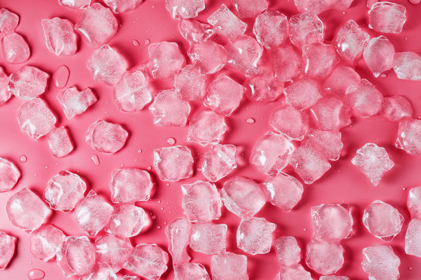 粉红色背景上的冰的质地，清新，霜冻。副本的空间。俯视图图片下载