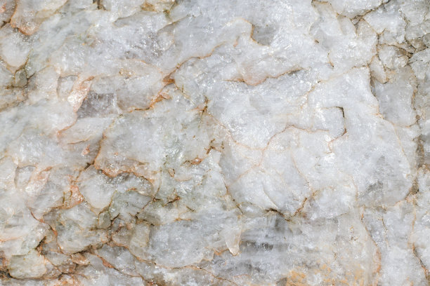 大理石表面粗糙，有红色污渍。原石特写，天然材料，美丽的岩石纹理。背景。图片下载