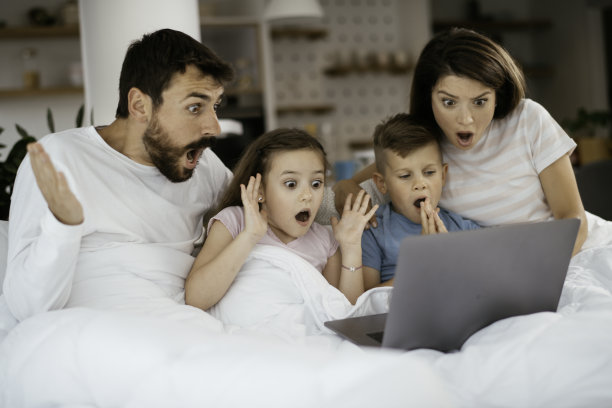 家人在看电影的时候躺在笔记本电脑的床上的照片图片下载