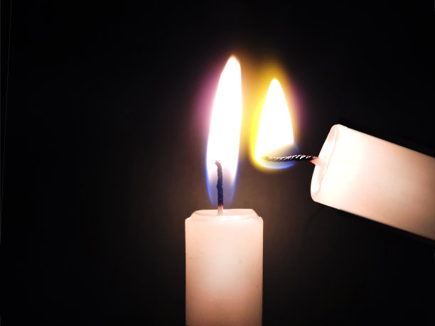 两根蜡烛的特写。图片下载