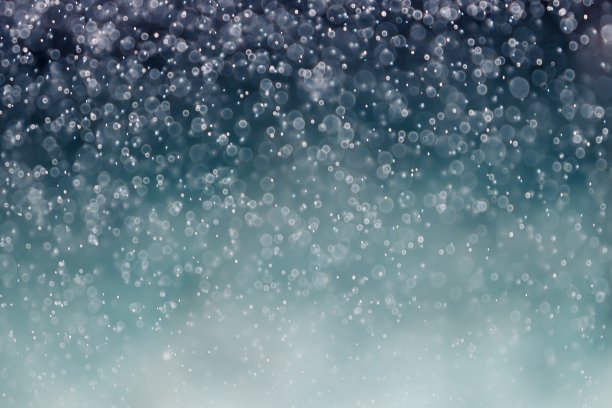 模糊图像和散景制作的水滴纹理背景图片下载