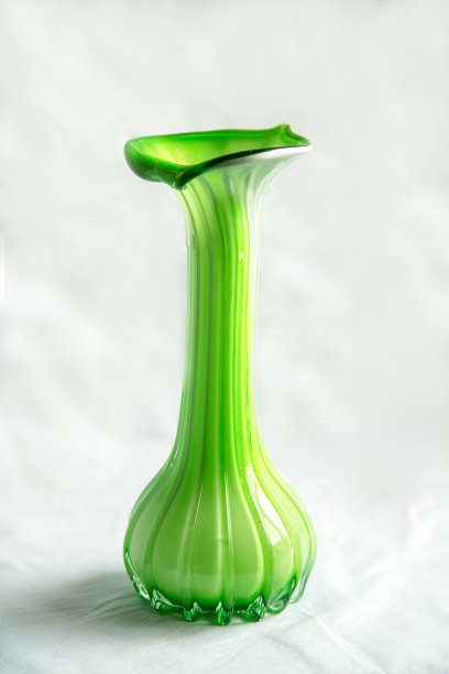 绿色的长型玻璃花瓶图片下载