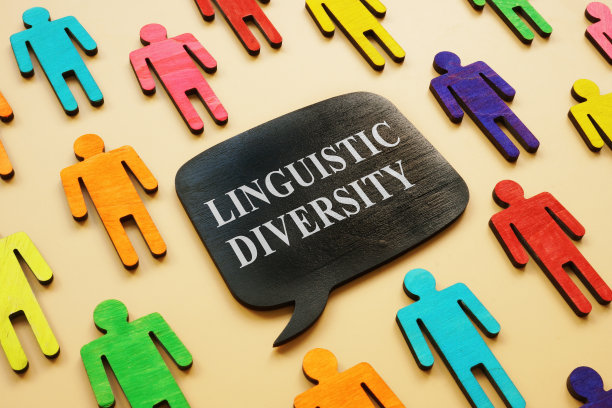 多样的短语和五颜六色的木雕。图片下载