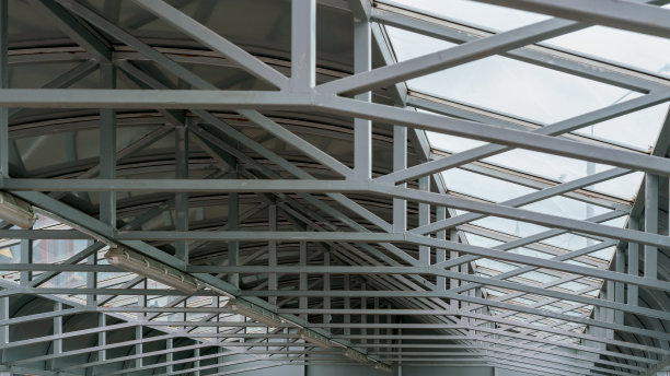 地方行政建筑长屋顶下的金属梁图片下载