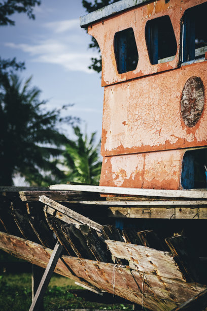搁浅的旧木船在沙滩的背景图片下载
