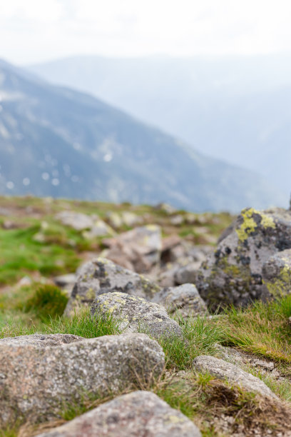 石质山水，空立山顶，一览山景。徒步旅行和旅游的概念。高山上的风景。图片下载