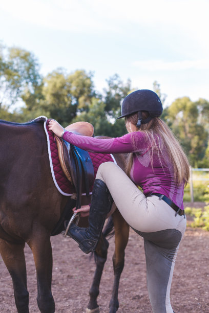 年轻漂亮的女孩和她的马图片下载