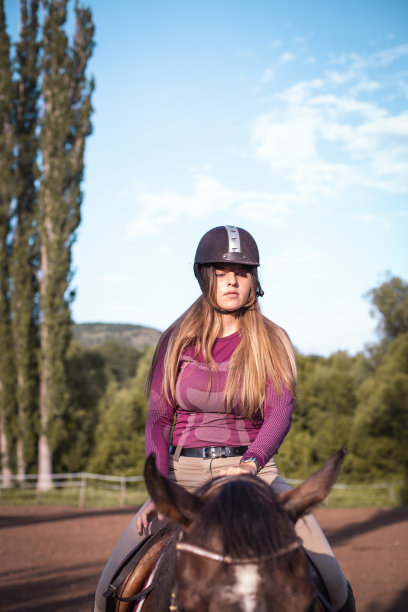 年轻漂亮的女孩和她的马图片下载