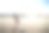 一个人把滑翔机或玩具飞机扔到海滩上。图片下载