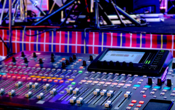 侧视图的光和声控混音器，音频混音器，音响工程师的活动图片下载