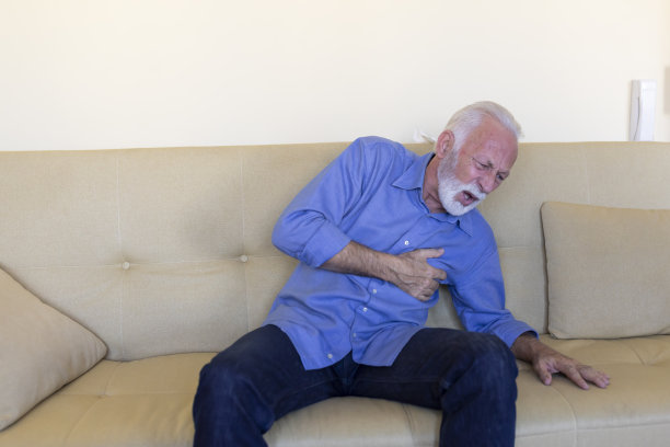 一名大胡子老人患有心血管系统慢性疾病。图片下载