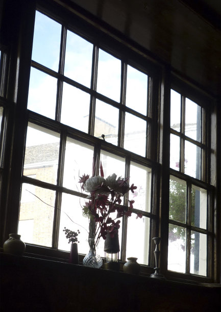 窗边放着花的花瓶图片下载