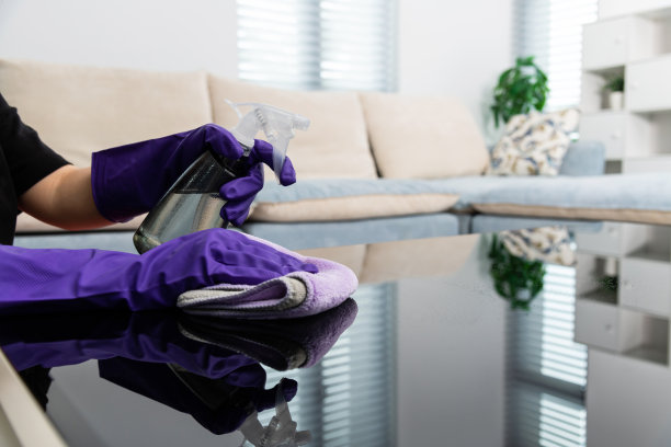 用抹布和喷瓶清洁桌子图片下载