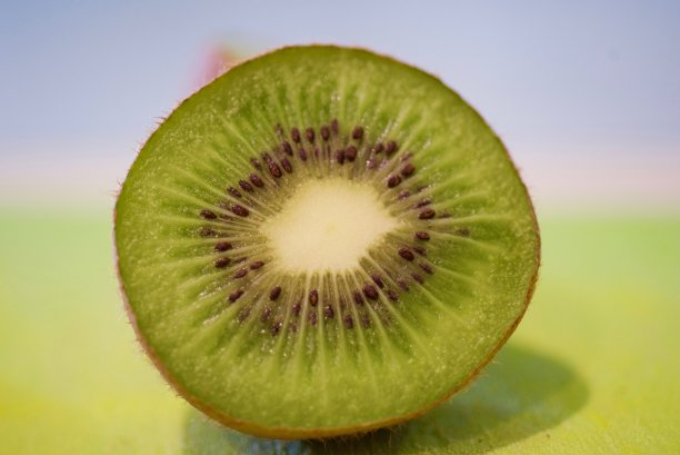 绿猕猴桃，横切半，去皮，去籽。图片下载