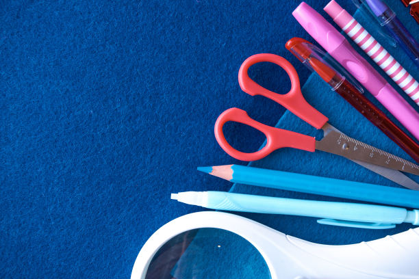 文具设置在蓝色背景。学校用品顶视图用于广告和促销项目。回到学校的概念图片下载