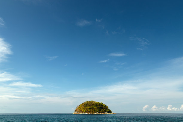 海洋中孤独的小岛图片下载