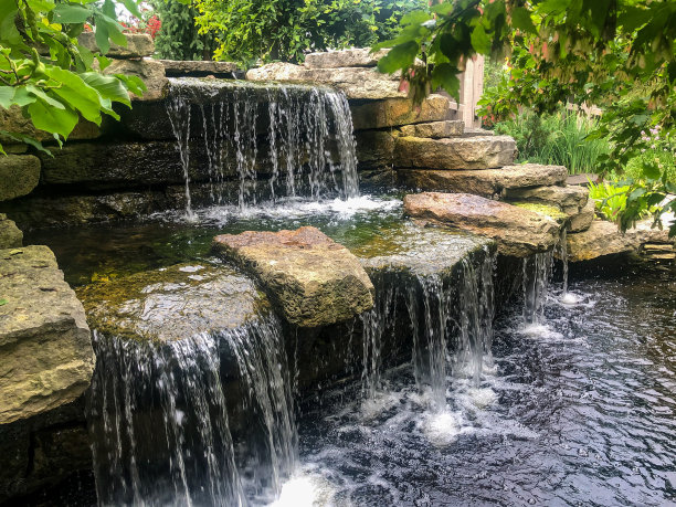 植物园的两层瀑布图片下载