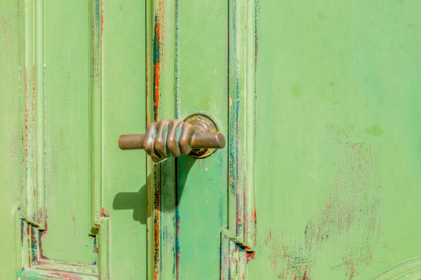 古老的门把手，在紧握的拳头的形式图片下载