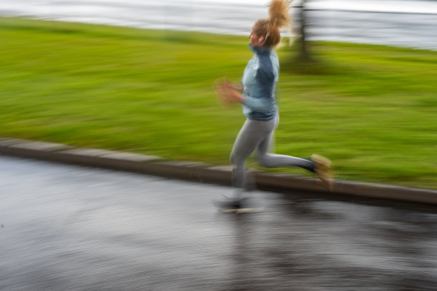 女运动员在户外跑步。图片下载