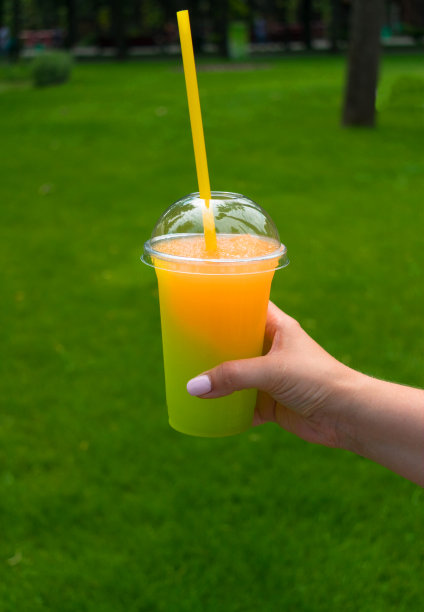 清爽明亮的饮料背景的草药在手图片下载