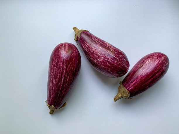 白色背景上的大理石茄子。适当的营养，素食，健康的营养。图片下载