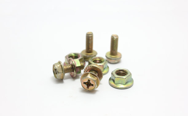 螺栓，螺母和螺钉隔离在白色背景上。图片下载