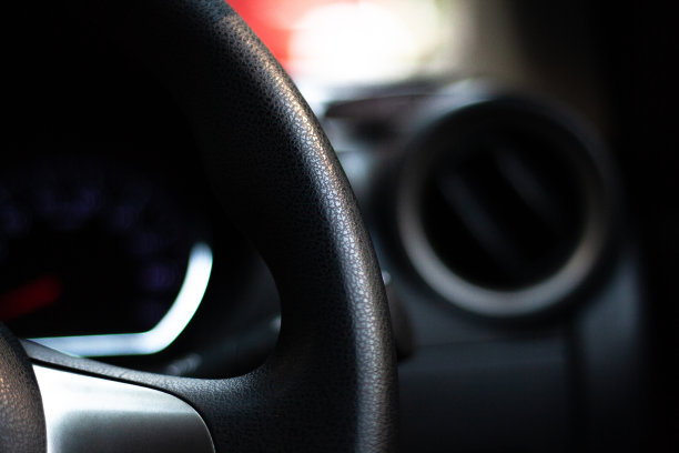 方向盘在右侧。方向盘的过去。汽车内饰，方向盘关闭。图片下载