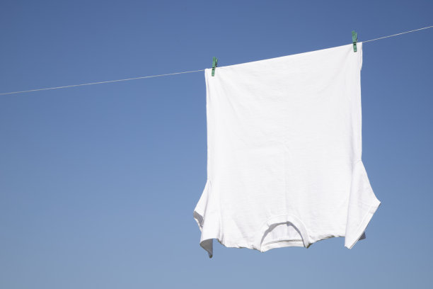 白色的t恤挂在绳子上图片下载