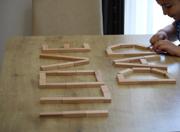 男孩庆祝父亲节图片下载