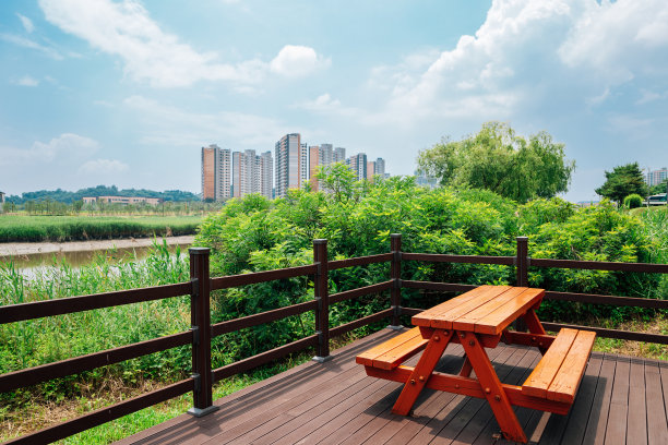 安山里德沼泽公园和公寓大楼安山，韩国素材图片