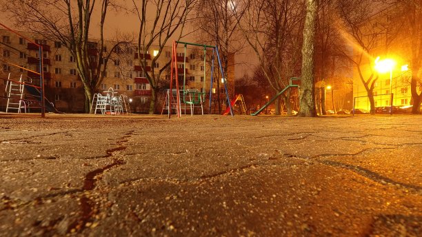 晚上在院子里。晚上操场。夜晚的城市。睡眠区。图片下载