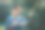 一位年轻瘦削的白人男子在训练中看着他的手表图片下载