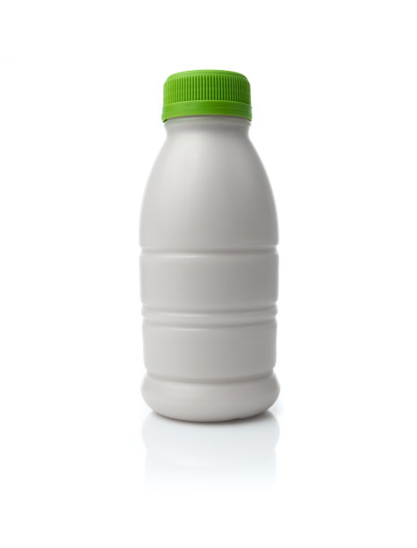 白色背景上孤立的牛奶瓶图片下载