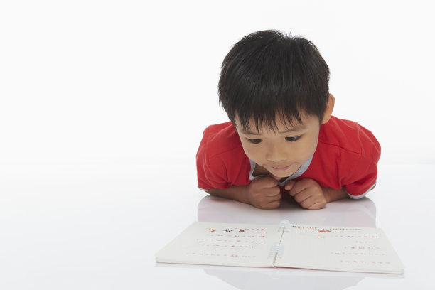 男孩躺在他的前面，学习图片下载